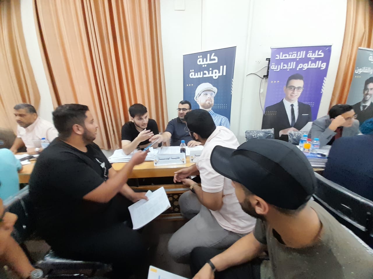 لليوم الثالث على التوالي لجنة الاستقبال في كلية الهندسة تواصل استقبال الطلبة الجدد