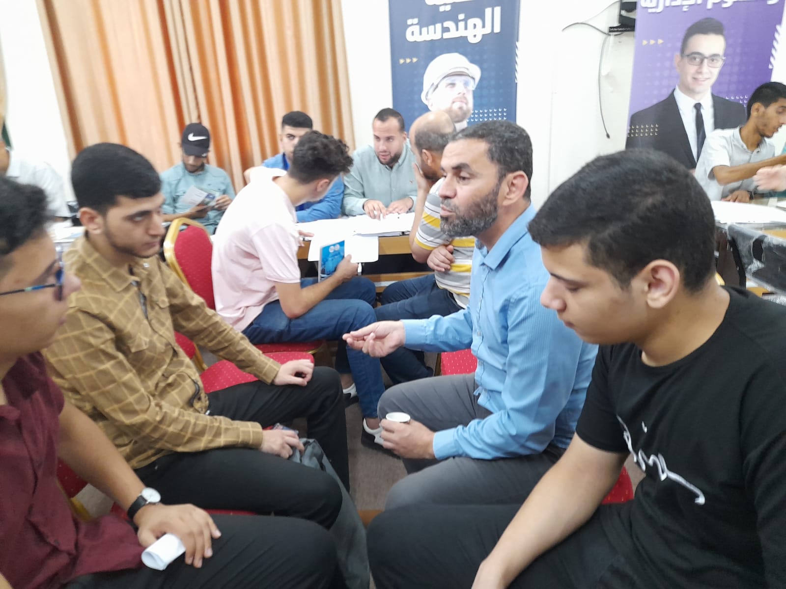 مع اشراقة يوم جديد باشرت الكلية استقبال الطلبة الجدد وتعريفهم عن كلية الهندسة