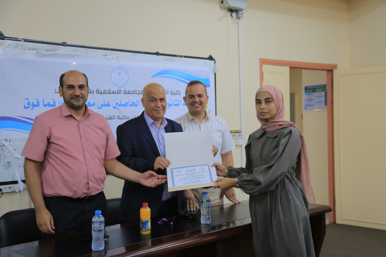 تكريم طلبة الثانوية العامة الحاصلين على معدل 97% فأعلى الملتحقين بكلية الهندسة.